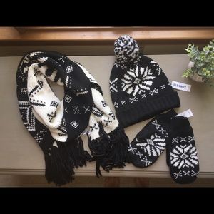 Old Navy winter set! Gloves, scarf, and hat!!